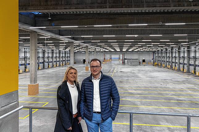 Da ist die Halle noch leer: Kurz vor dem Umzug werfen die Chefs Michaela Ristic und Darko Ilic einen Blick in die (noch) leere ...
