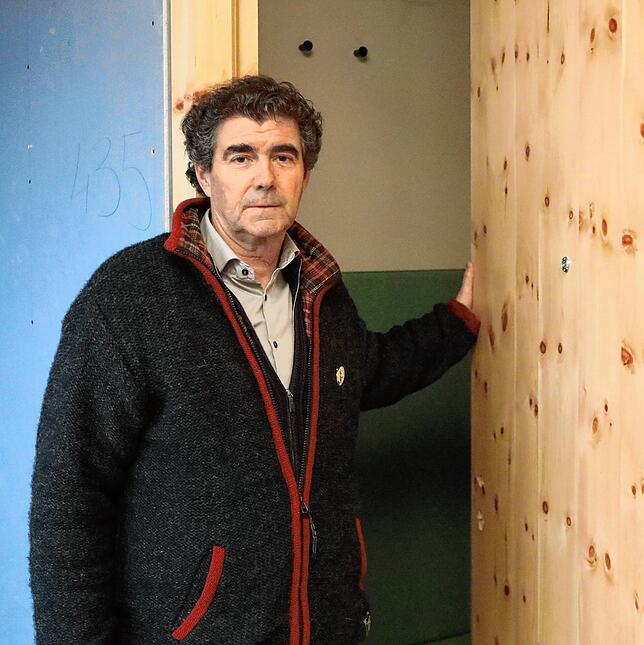 Der 63-jährige Hans Jürg Buff öffnet die Tür zum Musterzimmer. Es handelt sich dabei um die kleinste Einheit, die nach Eröffnung gebucht ...