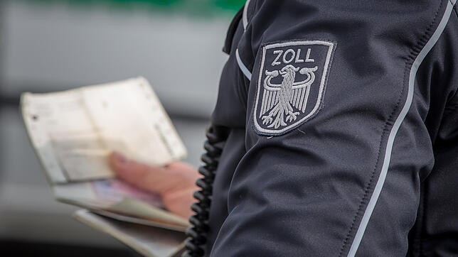 Unser Symbolbild zeigt einen Zollbeamten bei einer Fahrzeugkontrolle.