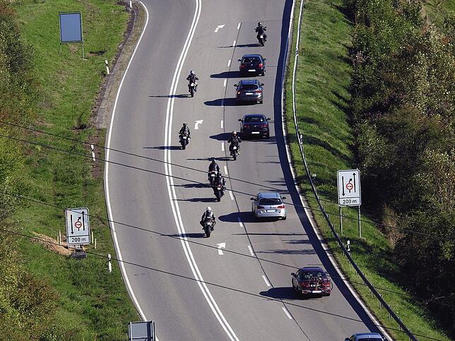 Wie beliebt der Randenaufstieg der B 314 bei Motorradfahrern ist, zeigt dieses Bild nach der unfallträchtigen Sonnenhofkurve. Bild: ...
