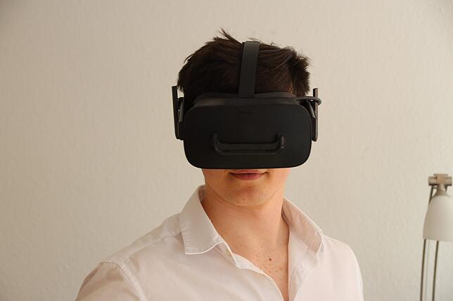 Bereit für den Start: Sobald Jonathan Hale seine Virtual-Reality-Brille aufsetzt, eröffnet sich vor ihm das Innere eines Kaffeehauses. ...