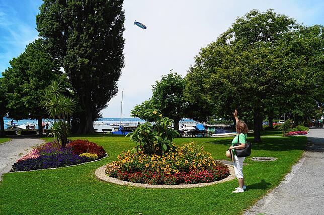 Katharina Gouders freut sich, als sie bei ihrem Besuch im Hafen in Hagnau sogar einen Zeppelin am Himmel sieht.