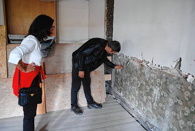 Vor der Wand: Rita Schwarzelühr-Sutter und Meinhard Hansen beäugen die Blümchentapete im zweiten Obergeschoss.