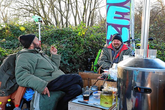 Fränky unterhält sich mit Michael, der ebenfalls obdachlos ist und derzeit in der Nähe des Bodenseeradwegs in einem Zelt lebt. Der ...