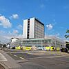 Der gesamterneuerte Wohnturm der ehemaligen &bdquo;Schwaben-Migros&ldquo; in Kreuzlingen, von der Ecke Konstanzerstraße/Brückenstraße ...