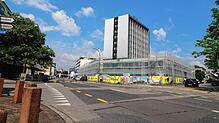 Der gesamterneuerte Wohnturm der ehemaligen &bdquo;Schwaben-Migros&ldquo; in Kreuzlingen, von der Ecke Konstanzerstraße/Brückenstraße ...