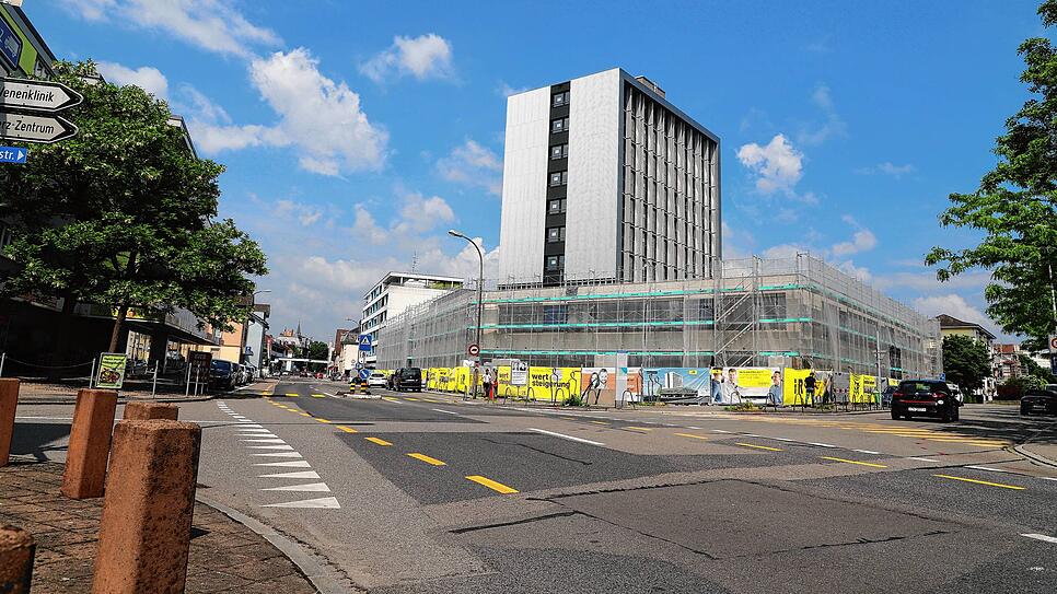 Der gesamterneuerte Wohnturm der ehemaligen „Schwaben-Migros“ in Kreuzlingen, von der Ecke Konstanzerstraße/Brückenstraße ...