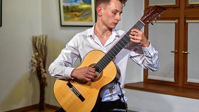 Talentiert: Der mehrfach ausgezeichnete Musiker Sergey Fedorov begeisterte das Publikum im Wehrer &bdquo;Storchehus&ldquo; mit seinem ...