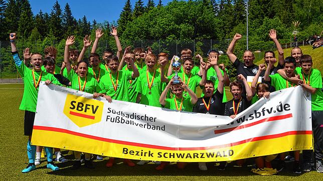 Die C-Jugend der SG Schönwald feiert auf heimischem Terrain den Bezirkspokalsieg.