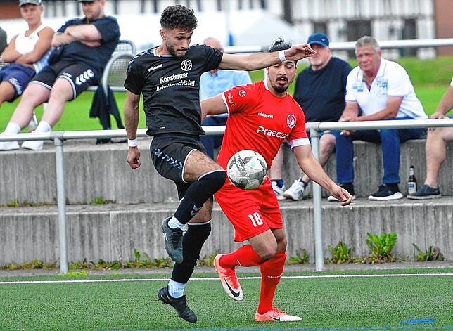 Nach Verarbeitung des Balles schaltet Mert Tuncer (links) sofort wieder in die nächste Aktion um. Gegenspieler Melih Emeksiz kommt einen ...