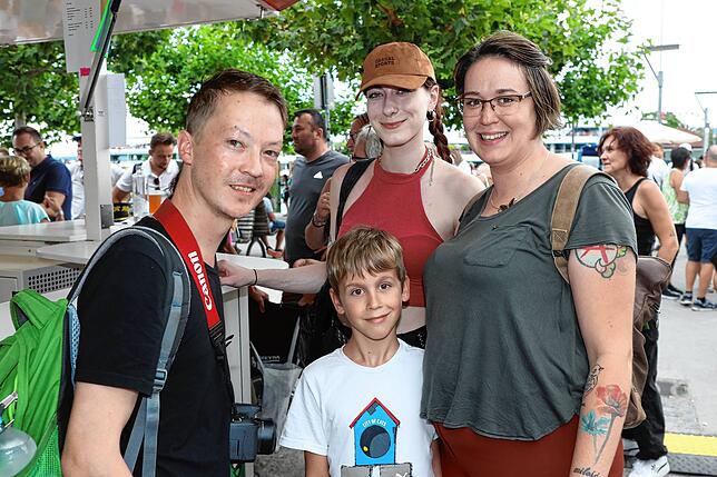 Bild 10: Das Seenachtfest 2023 startet durch! Immer mehr Besucher strömen auf das Festgelände