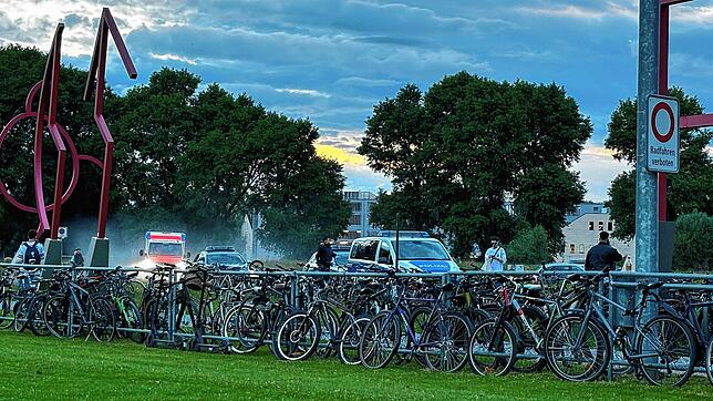Nur 12 Minuten nach Beginn des Auftaktspiels der Fußball-Europameisterschaft am Freitag kommen drei Polizeiautos und ein Rettungswagen ...
