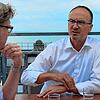 Auf der Terrasse des Konstanzer Hotels Viva Sky erläutert Uli Burchardt seine Gedanken SÜDKURIER-Chefredakteur Stefan Lutz.
