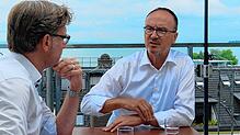 Auf der Terrasse des Konstanzer Hotels Viva Sky erläutert Uli Burchardt seine Gedanken SÜDKURIER-Chefredakteur Stefan Lutz.
