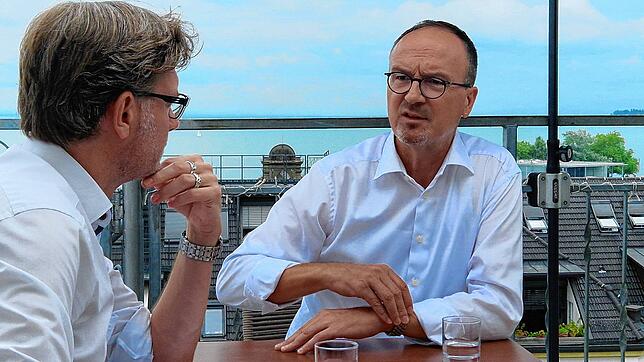 Auf der Terrasse des Konstanzer Hotels Viva Sky erläutert Uli Burchardt seine Gedanken SÜDKURIER-Chefredakteur Stefan Lutz.