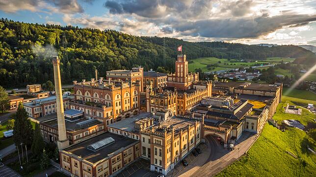 Weithin sichtbar sind die markanten Bauten der Feldschlösschen Brauerei in Rheinfelden. Sie ist die größte und bedeutendste Brauerei in ...