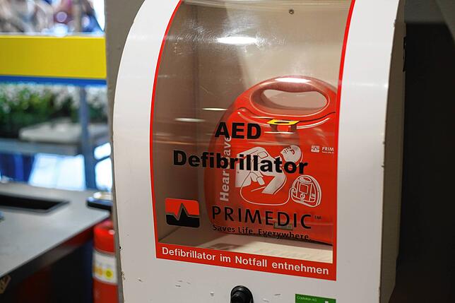 Sie hängen in Banken, Supermärkten oder Firmen: Automatisierte externe Defibrillatoren (AEDs). Insgesamt 97 Standorte hat das DRK im ...