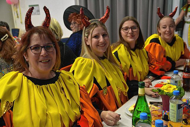 Bild 9: Rund 200 Frauen feiern im katholischen Pfarrsaal ausgelassen Fasnet