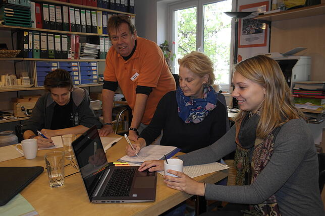 Blick ins Wettbüro des Weltladens (von links): Justin Strasser, Vorsitzender Hubert Mangold, Jutta Dickmanns und Maxine Brindle erfassen ...