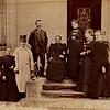 Schlössle-Madame Mary Elizabeth Codman (sitzend) mit ihrem Hofstaat. Links neben ihr steht Verwalter Hermann Brutsche.