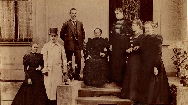 Schlössle-Madame Mary Elizabeth Codman (sitzend) mit ihrem Hofstaat. Links neben ihr steht Verwalter Hermann Brutsche.