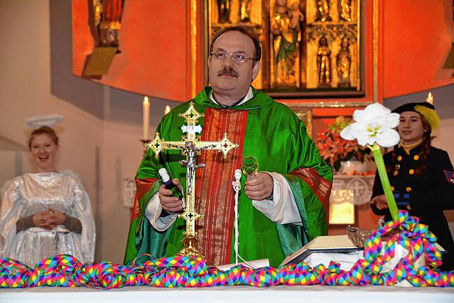 Beim närrischen Gottesdienst am 19. Februar wird es wieder viel zu lachen geben. Dafür garantiert der katholische Stadtpfarrer Matthias ...