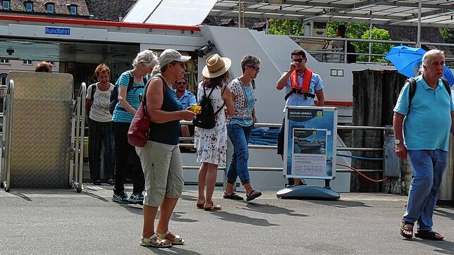 Im Niedrigwasserbetrieb bietet die Schweizerische Schifffahrtsgesellschaft Untersee und Rhein Rundfahrten zwischen Schaffhausen und ...