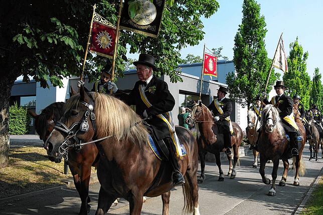 Bild 28: Bilder von der Reiterprozession zum Jubiläumsfest der Blutreitergruppe Oberteuringen
