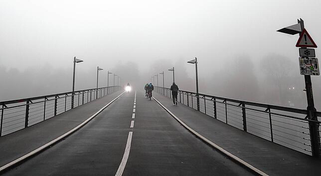 Der Angreifer verschwand mit seinem Rad über die Fahrradbrücke in Richtung Petershausen.