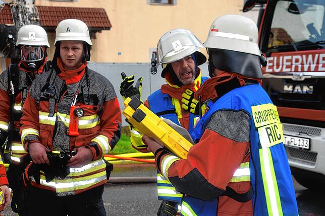 Bild 4: Feuer im Mehrfamilienhaus: Bilder vom Großeinsatz