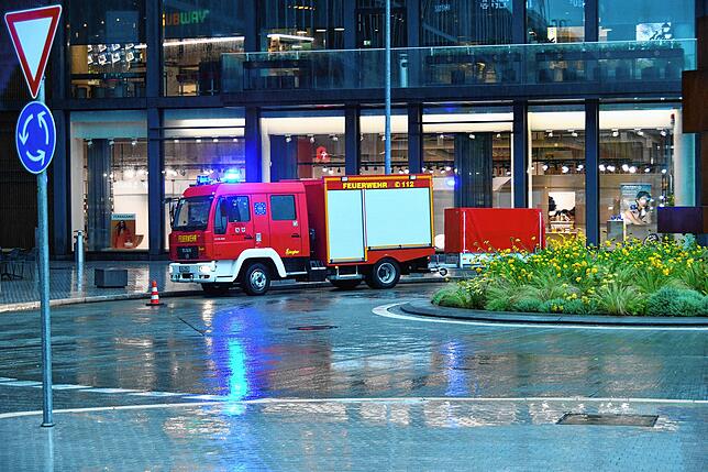 Die Feuerwehr musste im Cano am Mittwoch gegen das Hochwasser kämpfen. Das Untergeschoss war zum Teil stark überflutet.