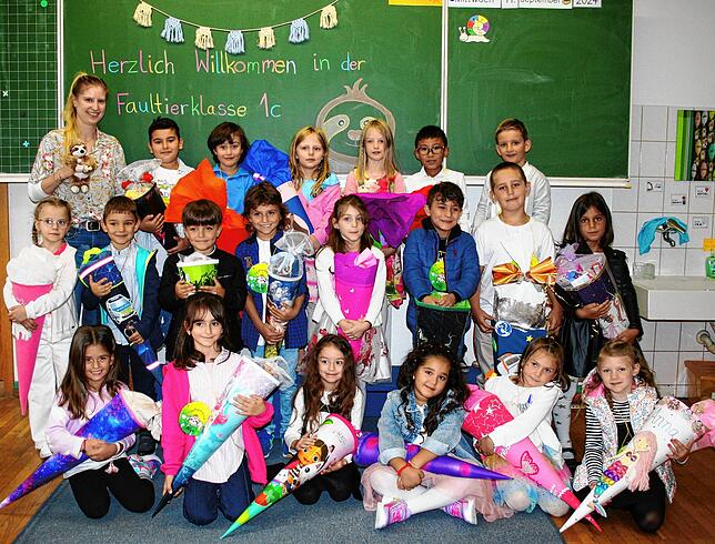 Klasse 1c: Die Kinder mit ihrer Klassenlehrerin Simone Wirth.