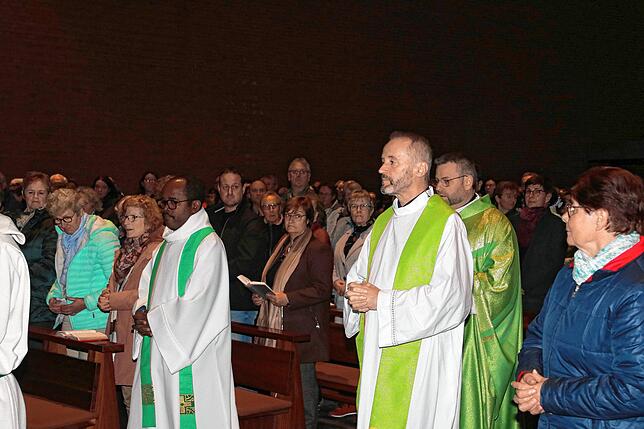 Pfarrer André Ndongo aus Kenia (links) und Pater Titus Eichkorn (vorn) begleiteten den künftigen Leiter der Großpfarrei An der Wutach, ...