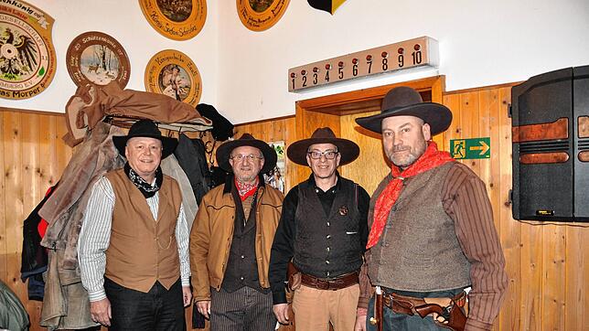 Die Siegerehrung beim Western-Schießen der Schützengesellschaft Blumberg wird vom sportlichen Leiter Dieter Mahr zelebriert (von links): ...