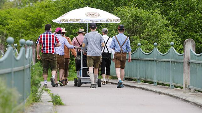 Am Vatertag wird getrunken - im Straßenverkehr kann das gefährlich werden. (Archivbild)