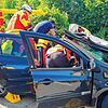 Um den Verletzten aus dem Unfallauto zu befreien, entfernen die Einsatzkräfte das Dach des Fahrzeugs.