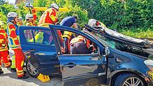 Um den Verletzten aus dem Unfallauto zu befreien, entfernen die Einsatzkräfte das Dach des Fahrzeugs.