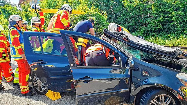 Um den Verletzten aus dem Unfallauto zu befreien, entfernen die Einsatzkräfte das Dach des Fahrzeugs.