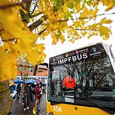 Angebote wie dieser mobile Impfbus wie hier in Notzingen sollen helfen, mehr Menschen für eine Impfung zu gewinnen, um die aktuell stark ...
