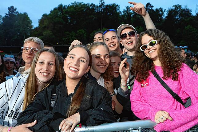 Bild 5: Los geht&lsquo;s &ndash; Fans und Mitarbeiter strömen auf das Festivalgelände