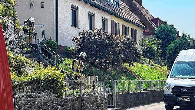 Atemschutzträger verlassen das Haus in Schwenningen, aus dem Gasgeruch gemeldet worden war.