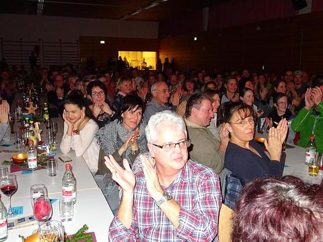 Das Publikum ist begeistert. Kein Wunder: Das war ein wirklich unterhaltsamer Abend, bei dem man so richtig herzhaft lachen konnte.