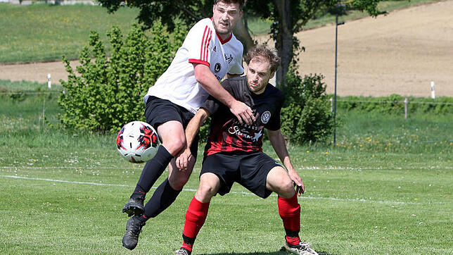 Alle Zweikampfmühe blieb unbelohnt: Die SG Illmensee/Heiligenberg (links Florian Reisch) unterlag dem SV Deggenhausertal (rechts Daniel ...