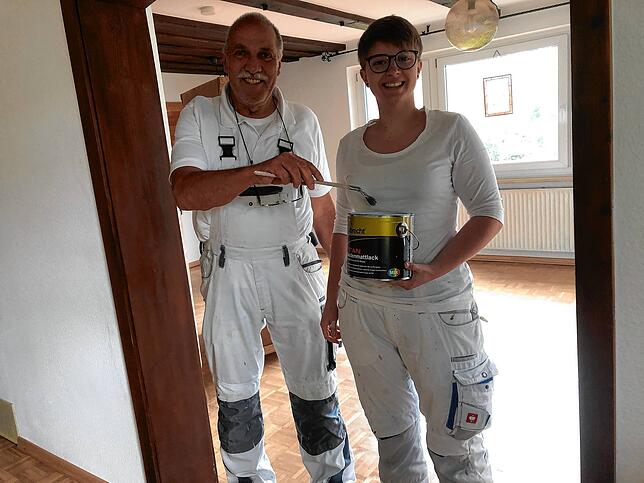 Malermeister Thomas Scherer ist sehr zufrieden mit seiner Auszubildenden. Sie ist die erste Frau überhaupt, die eine Lehre in seinem ...