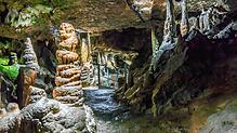 Blick in die Erdmannshöhle unter Hasel.