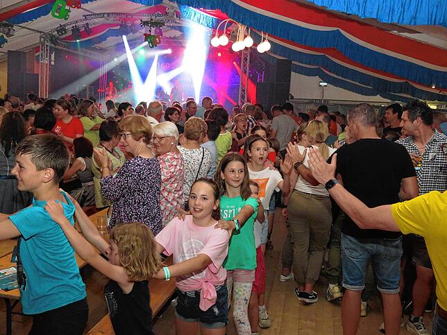 Bild 10: Dorfrocker rocken Festzelt in Leipferdingen