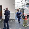 Polizisten führen den Beschuldigten aus dem Gerichtsgebäude in Frauenfeld.