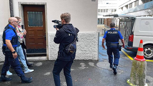 Polizisten führen den Beschuldigten aus dem Gerichtsgebäude in Frauenfeld.