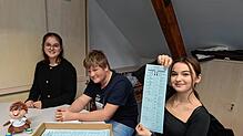 Die Realschule in Pfullendorf lässt bei der Juniorwahl Details aus. Schüler teilen in der Mediathek die Stimmzettel aus.