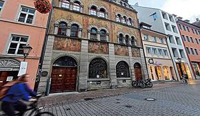 Hinter der Fassade des Konstanzer Rathauses sucht die Stadtverwaltung nach Möglichkeiten zur Einsparung. Dabei sollen auch Jobs ...